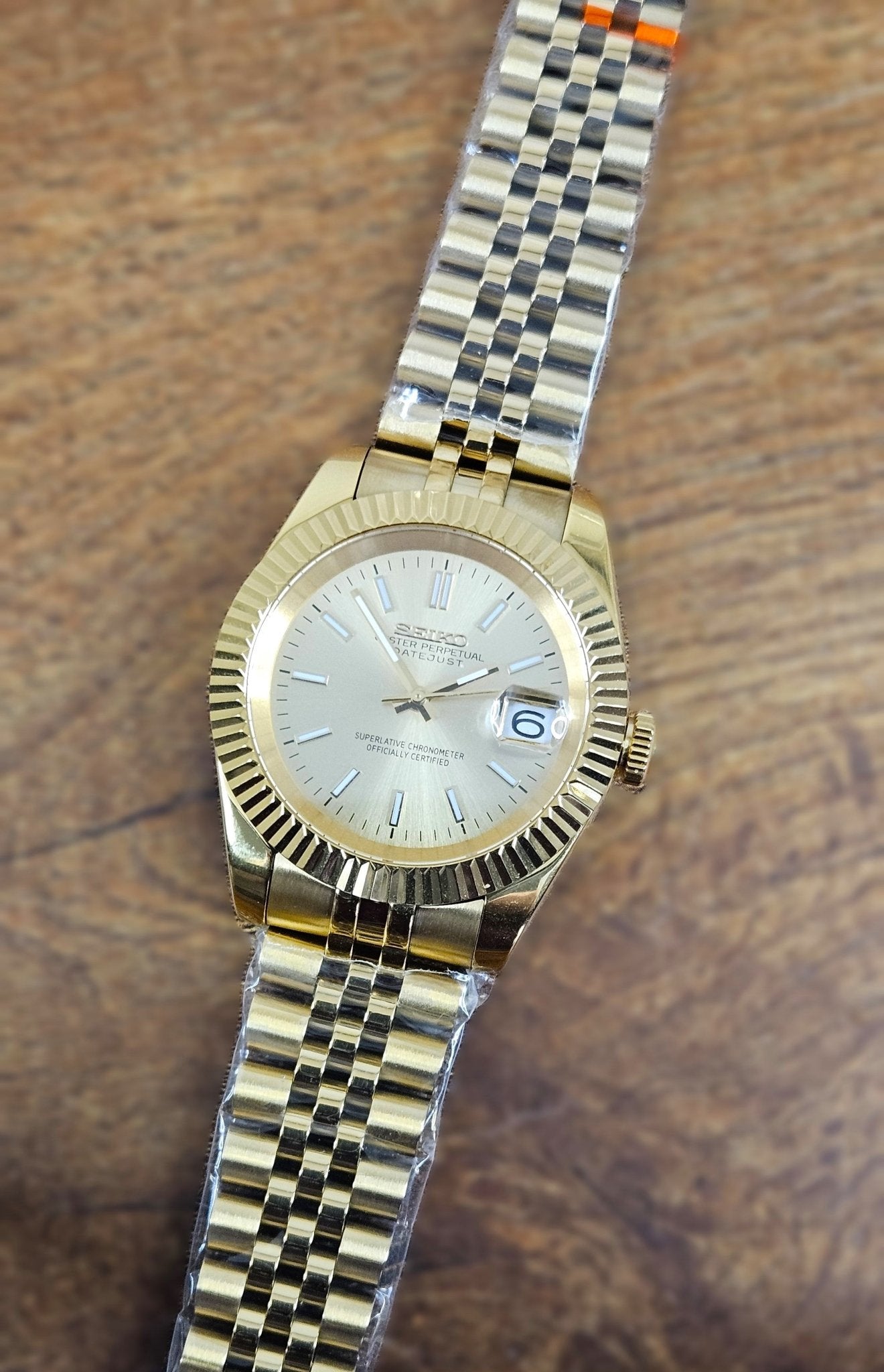 39mm Fluted Case Seiko Custom Mod Watch, DateJust Dial, Gold Case, Sapphire - powered by Seiko NH35 - Sunshine Custom Watch