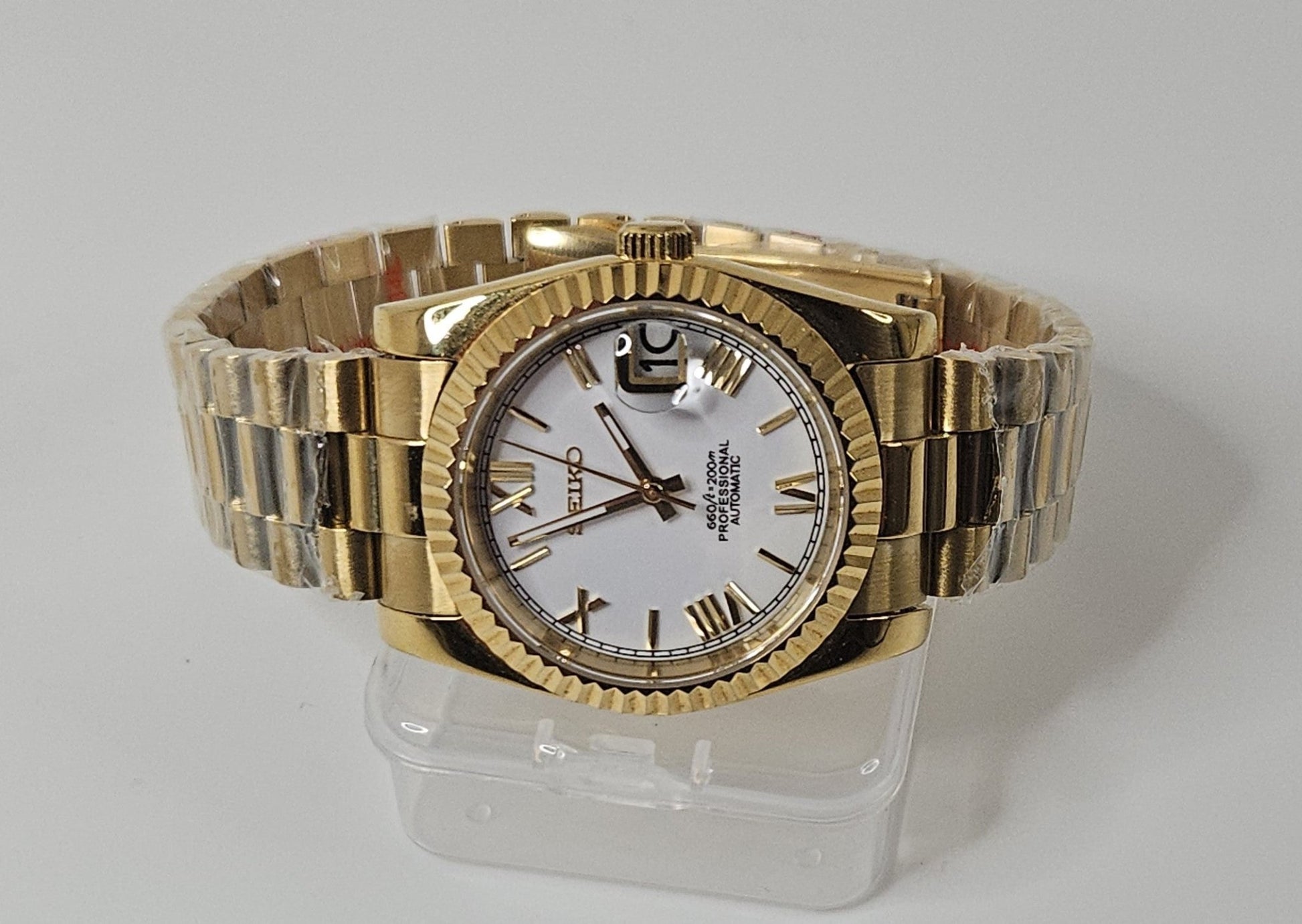 Fluted Case Seiko Custom Mod Watch, White Dial, Roman Numerals, Gold Case, Sapphire - Seiko NH35 - Sunshine Custom Watch